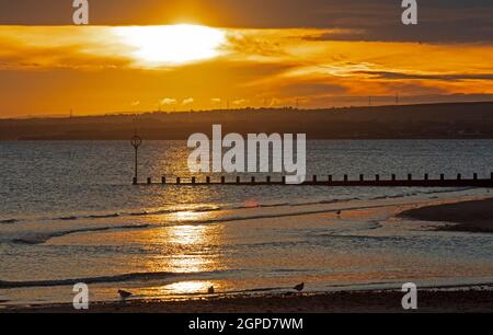 Portobello, Édimbourg, Écosse, météo britannique. 29 septembre 2021. Aurore automnale fraîche et fraîche au bord de la mer par le Firth of Forth avec un tempérament de 7 degrés centigrade. Crédit : Arch White/Alamy Live News. Banque D'Images