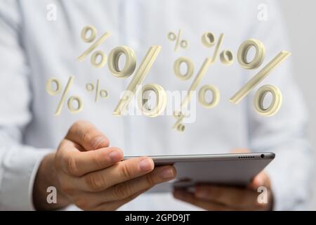 rendu 3d des symboles de pourcentage beige sur une tablette dans les mains humaines sur un fond blanc Banque D'Images