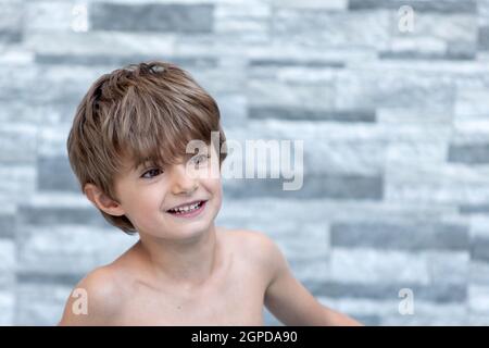 Enfant drôle sans t-shirt dans le jardin Banque D'Images