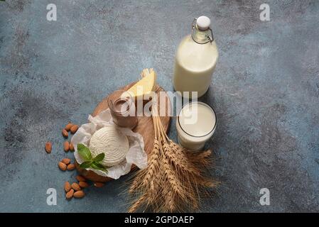 Lait d'amande en bouteilles de verre avec noix d'amande sur fond. Concept journal vegan. Shavuot concept juif de nourriture de vacances - produits laitiers et blé , cop Banque D'Images