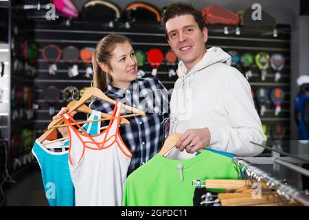 Femme et homme choisissent l'uniforme de tennis Banque D'Images