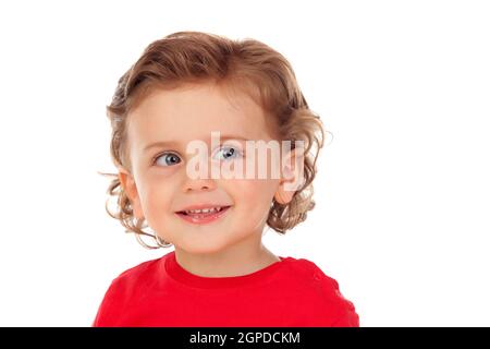 Belle petite enfant deux ans avec red jersey smiling isolé sur fond blanc Banque D'Images