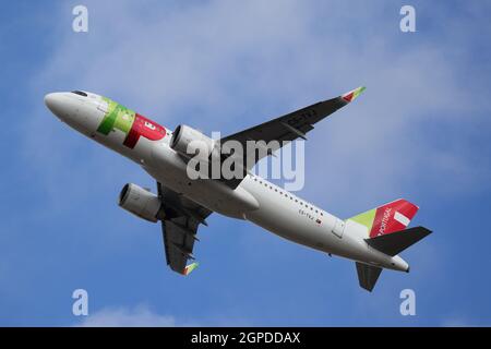 TAP Portugal Airbus A320 CS-TVJ atterrissant à l'aéroport de Londres Heathrow, Royaume-Uni Banque D'Images