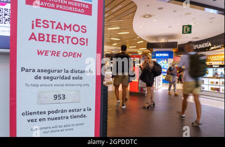 Palma de Majorque, Espagne. 26 septembre 2021. Les passagers traversent une zone hors taxes dans la zone de transit avec un avis indiquant le nombre maximum de clients en raison de la pandémie. L'aéroport de son San Juan est l'un des trois aéroports commerciaux internationaux des îles Baléares. En 2019, elle a pris en charge près de 30 millions de passagers. Credit: Andreas Arnold/dpa/Alay Live News Banque D'Images