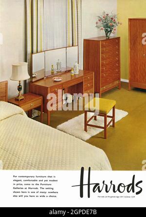 Une publicité des années 1960 pour Harrods de Knightsbridge, Londres, Angleterre, Royaume-Uni.La publicité est apparue dans un magazine publié au Royaume-Uni en octobre 1962.Il présente une photographie du mobilier moderne de la chambre du milieu du siècle provenant du grand magasin haut de gamme, ainsi que le logo distinctif Harrods – des motifs vintage des années 1960. Banque D'Images