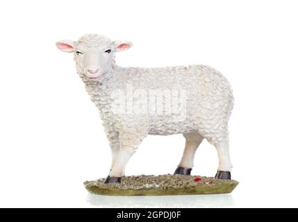 Figure d'un mouton pour la Nativité Potal isolé sur fond blanc Banque D'Images