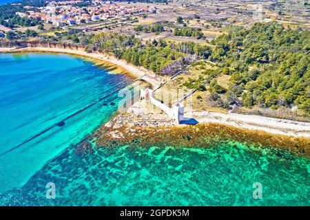 Île de Vir front de mer et ruines de la forteresse vue aérienne, région de Dalmatie en Croatie Banque D'Images