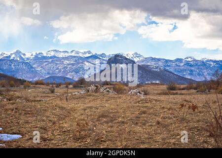 Région de Lika. Colline de zir et la montagne Velebit dans la vue sur le paysage de Lika. Croatie rurale Banque D'Images