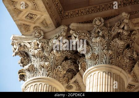 Les colonnes classiques à l'avant du Panthéon à Paris Banque D'Images