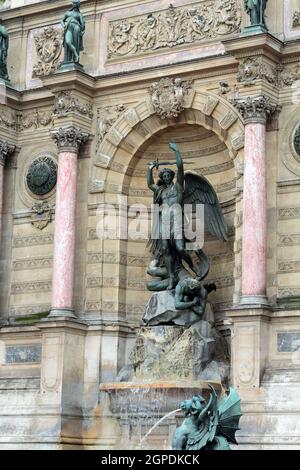 Des statues de Fontaine Saint Michel à Paris Banque D'Images