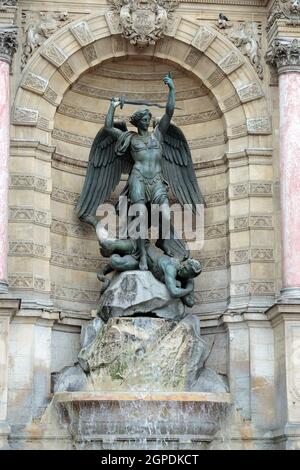 Des statues de Fontaine Saint Michel à Paris Banque D'Images