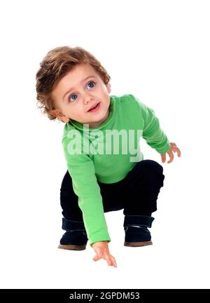 Beau petit enfant de deux ans portant un jersey vert isolé sur fond blanc Banque D'Images