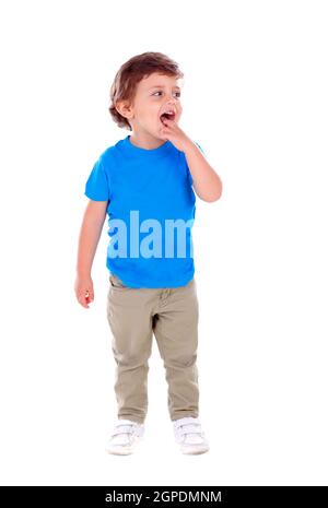 Beau petit enfant trois ans portant des T-shirt était bleu sur fond blanc Banque D'Images