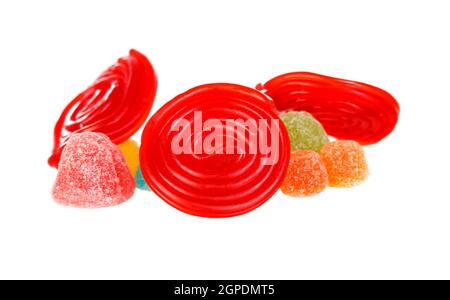 Spirale rouge de licorice et de jelly beans isolée sur fond blanc Banque D'Images