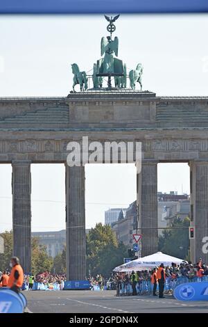 Une vue générale en tant que gagnant masculin passe par la porte de Brandebourg pendant le Marathon de Berlin, dimanche 26 septembre 2021, à Berlin. (Jiro Mochizuk Banque D'Images