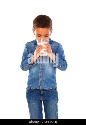 Adorable enfant boire du lait isolé sur fond blanc Banque D'Images