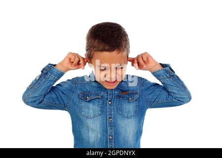 Petit enfant couvrant ses oreilles isoalted sur fond blanc Banque D'Images