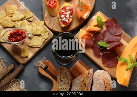 Brushetta ou tapas traditionnelles espagnoles. Hors-d'œuvre avec en-cas italiens d'antipasti. Variété de petits sandwiches avec tomates cerises, saumon, crème Banque D'Images