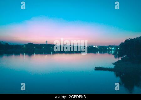 Coucher du soleil sur l'eau étang spectaculaire avec ciel soleil et paysages en plein air la réflexion sur la surface du lac vue paysage de rivière d'été nature crépuscule contexte sunr Banque D'Images
