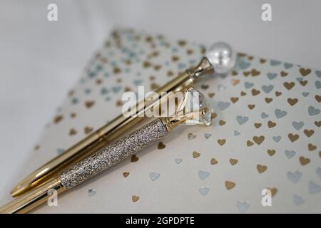 Beau stylo plaqué or avec pointe en diamant utilisé pour signer le registre de mariage après la cérémonie. Banque D'Images