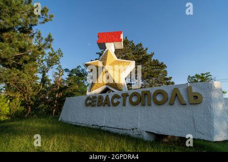 Sébastopol, Russie-21 juin 2021 : monument avec l'inscription Sébastopol sur le fond de la nature. Banque D'Images