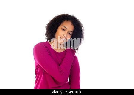 Adolescente avec cheveux afro portant un chandail rose isolé sur un arrière-plan blanc Banque D'Images