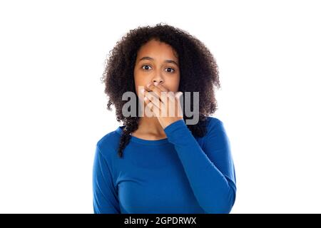 Adolescente avec cheveux afro portant un chandail bleu isolé sur un arrière-plan blanc Banque D'Images