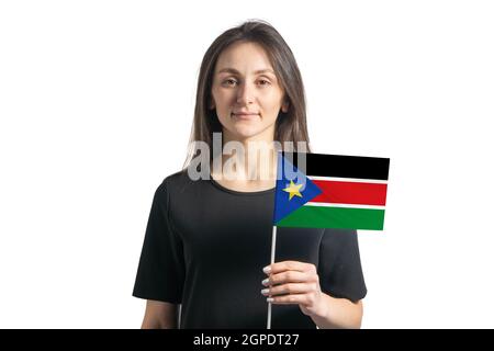 Bonne jeune fille blanche tenant le drapeau du Soudan du Sud isolé sur un fond blanc. Banque D'Images