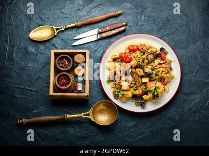 Ragoût ou ragoût appétissant avec de la viande de poulet et des légumes Banque D'Images