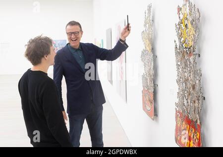 USAGE ÉDITORIAL EXCLUSIF Président du groupe M&C Saatchi UK, Richard Thompson rencontre l'artiste britannique Dan Rawlings à la Saatchi Gallery, Londres. Date de la photo : vendredi 24 septembre. 2021. Banque D'Images