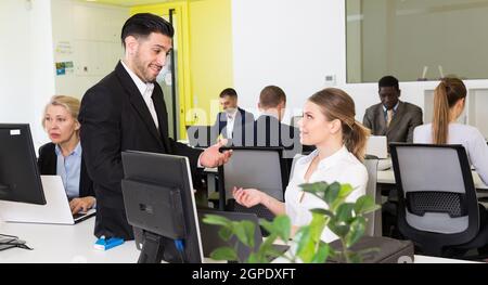 Des collègues flirtent dans un bureau moderne Banque D'Images