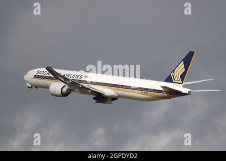 Singapore Airlines Boeing 777 9V-SWQ au départ de l'aéroport de Londres Heathrow, Royaume-Uni Banque D'Images