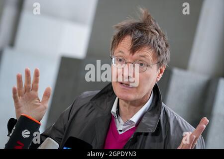 Berlin, Allemagne. 29 septembre 2021. Karl Lauterbach, expert en santé du SPD et membre du Bundestag, vient au Bundestag pour la réunion du groupe parlementaire du SPD après les élections du Bundestag. Credit: Kay Nietfeld/dpa/Alay Live News Banque D'Images