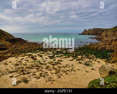 Plage de Nanjizal isolée et préservée. La plage n'est accessible que par une randonnée côtière de 3 km au sommet d'une falaise depuis Lands End. Banque D'Images