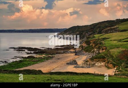 Hemmick Beach est une jolie petite plage de sable située juste à l'ouest de Dodman point sur la péninsule de Roseland dans les Cornouailles. Banque D'Images