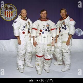 PORTRAIT : ÉQUIPAGE APOLLO 16 01-12-72, de gauche à droite : Thomas K. Mattingly II, pilote du module de commandement; John W. Young, commandant de mission; et Charles M. Duke Jr., pilote du module lunaire. Lancé à partir du Centre spatial Kennedy le 16 avril 1972, Apollo 16 a passé trois jours sur la Lune de la Terre. Banque D'Images