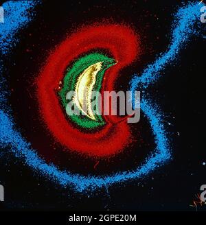 (21 avril 1972) --- Une amélioration de la couleur d'une photo ultra-violette du géocorona, un halo d'hydrogène de faible densité autour de la Terre. La lumière du soleil brille de la gauche, et le géocorona est plus lumineux de ce côté-là. La caméra UV a été utilisée par l'astronaute John W. Young lors de la mission d'atterrissage lunaire Apollo 16 Banque D'Images