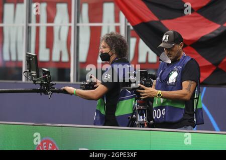 Milan, Italie. 28 septembre 2021. Télévision cameramen pendant la phase de groupe de la Ligue des champions de l'UEFA 2021/22 - match de football du groupe B entre l'AC Milan et le Club Atletico de Madrid au stade Giuseppe Meazza, Milan, Italie le 28 septembre 2021 crédit: Independent photo Agency/Alay Live News Banque D'Images