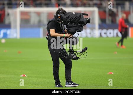 Milan, Italie. 28 septembre 2021. Télévision cameramen pendant la phase de groupe de la Ligue des champions de l'UEFA 2021/22 - match de football du groupe B entre l'AC Milan et le Club Atletico de Madrid au stade Giuseppe Meazza, Milan, Italie le 28 septembre 2021 crédit: Independent photo Agency/Alay Live News Banque D'Images