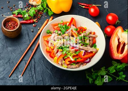 Salade de viande de printemps avec du bœuf, du poivre, de la tomate et du maïs. Salade asiatique. Banque D'Images