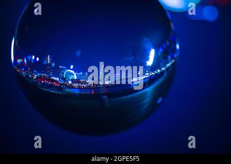 L'horizon de Yokohama se reflète dans le cristal. Lieu de tournage : préfecture de kanagawa, ville de Yokohama Banque D'Images