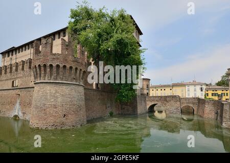 vue du pont d'entrée de la fortification historique complètement entouré par une grande fossé au milieu du village, la photo est prise du nord Banque D'Images