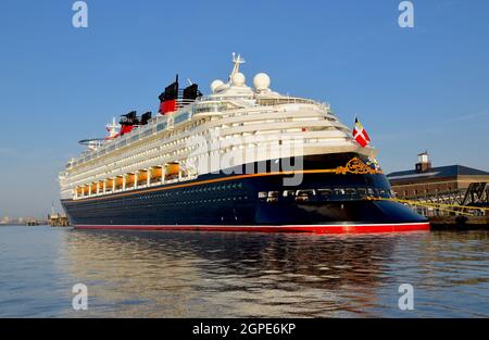 22/09/2021. Gravesend Royaume-Uni Disney Magic à côté du terminal de croisière international de Londres dans le port de Tilbury attendant l'arrivée de clients enthousiastes pour Banque D'Images