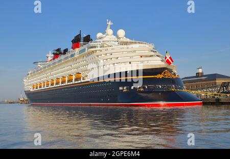 22/09/2021. Gravesend Royaume-Uni Disney Magic à côté du terminal de croisière international de Londres dans le port de Tilbury attendant l'arrivée de clients enthousiastes pour Banque D'Images