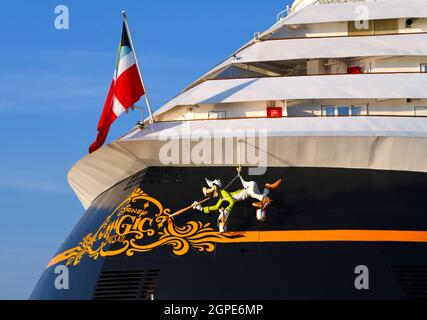 22/09/2021. Gravesend Royaume-Uni Disney Magic à côté du terminal de croisière international de Londres dans le port de Tilbury attendant l'arrivée de clients enthousiastes pour Banque D'Images