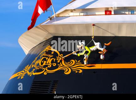 22/09/2021. Gravesend Royaume-Uni Disney Magic à côté du terminal de croisière international de Londres dans le port de Tilbury attendant l'arrivée de clients enthousiastes pour Banque D'Images