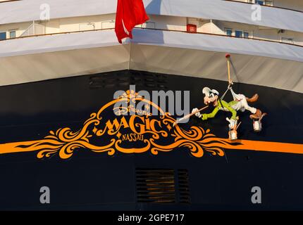 22/09/2021. Gravesend Royaume-Uni Disney Magic à côté du terminal de croisière international de Londres dans le port de Tilbury attendant l'arrivée de clients enthousiastes pour Banque D'Images