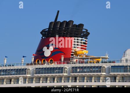 22/09/2021. Gravesend Royaume-Uni Disney Magic à côté du terminal de croisière international de Londres dans le port de Tilbury attendant l'arrivée de clients enthousiastes pour Banque D'Images