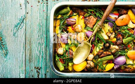 Viande cuite avec pommes de terre, pommes, champignons et okra. Viande rôtie avec légumes. Banque D'Images