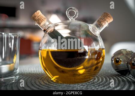 Une bouilloire en verre avec de l'huile d'olive et du vinaigre balsamique, en gros plan Banque D'Images